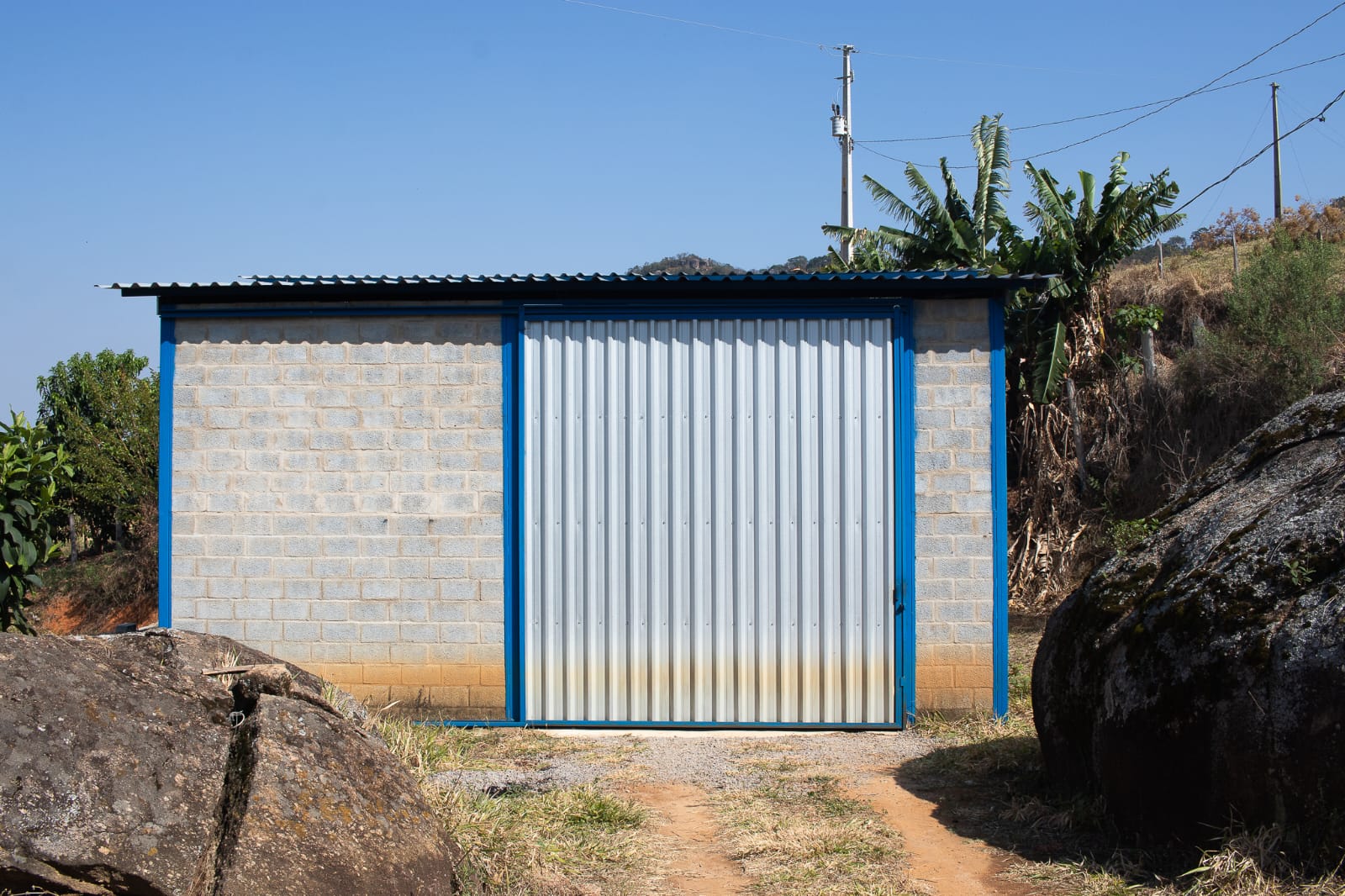Terreno com galpão de 60 metros muito bem localizado - Munhoz MG - Cod. 1142