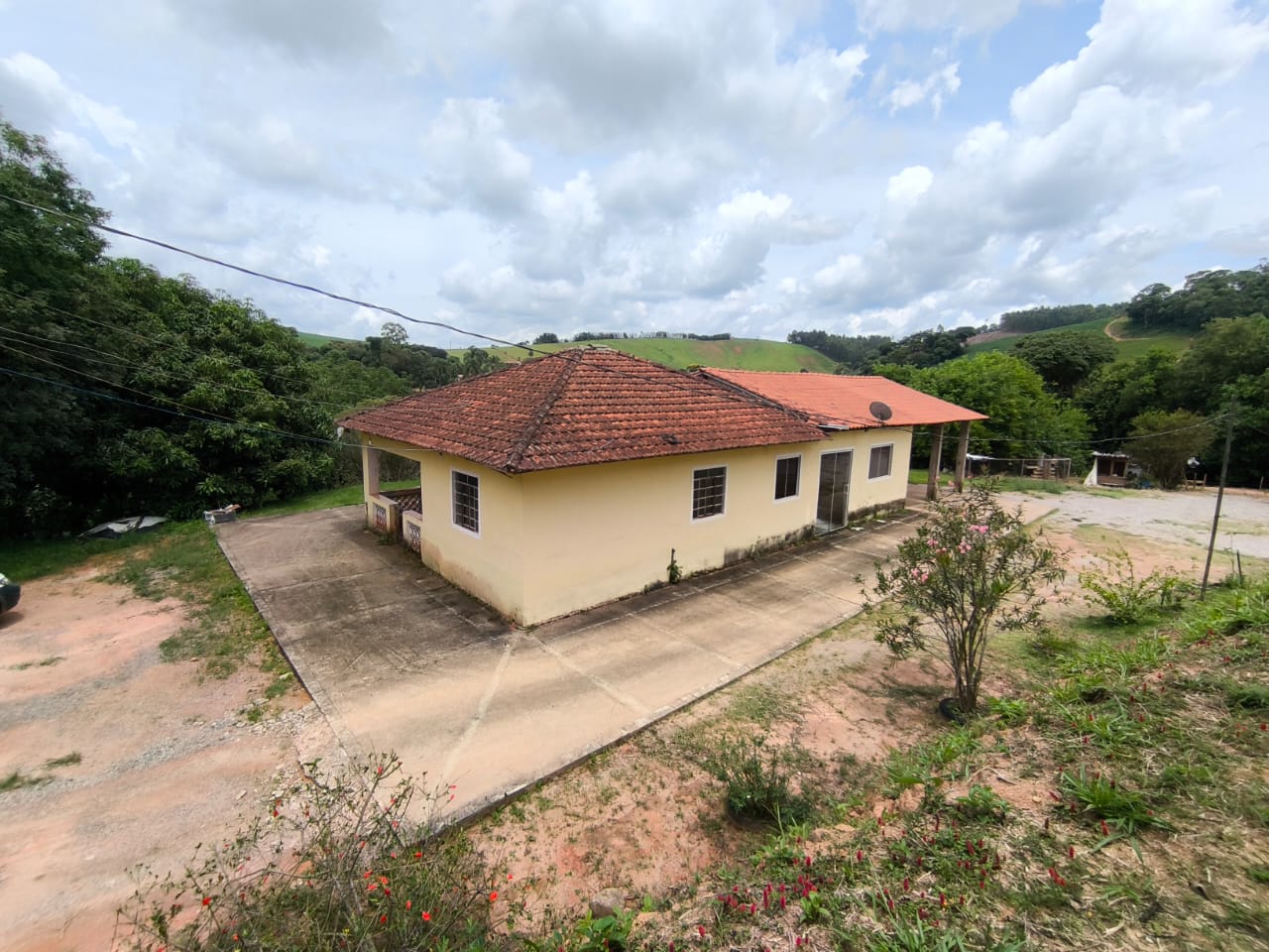 Chácara com Casa com 4 quartos em Toledo MG Cód. 1143