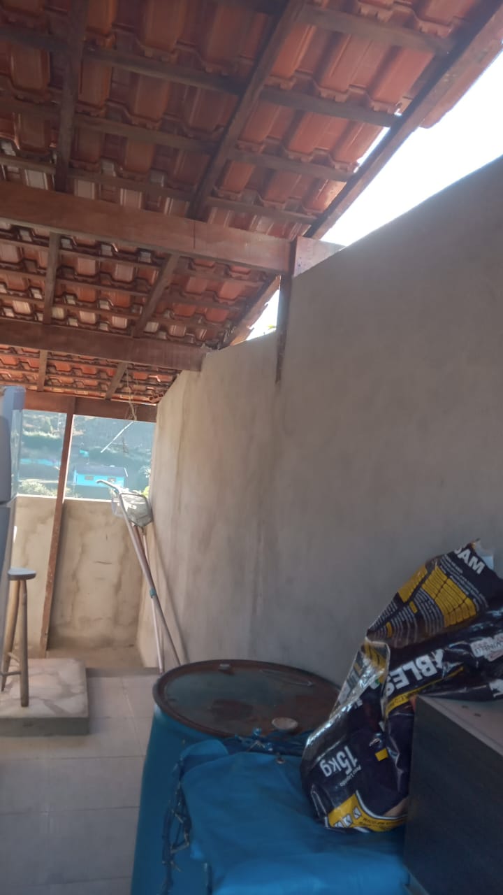 Belíssima chácara localizada em Munhoz, a 12 km da cidade com casa, piscina, pomar Cod. 1146