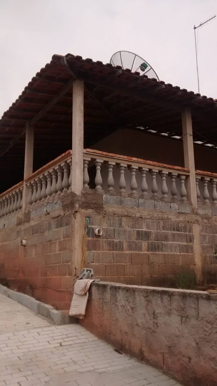 Chácara com casa grande próxima à lago de pesca e cachoeira em Munhoz - MG Cód. 1147