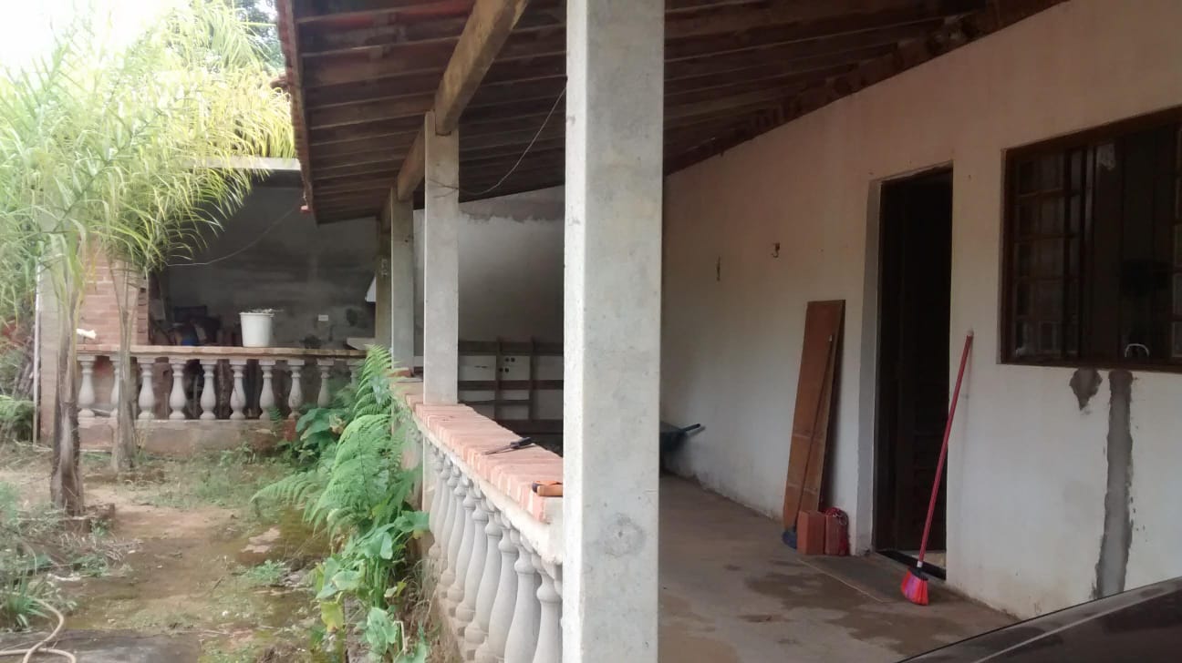 Chácara com casa grande próxima à lago de pesca e cachoeira em Munhoz - MG Cód. 1147