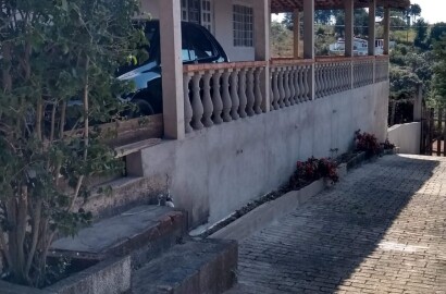 Chácara com casa grande próxima à lago de pesca e cachoeira em Munhoz - MG Cód. 1147