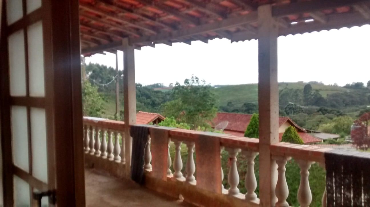 Chácara com casa grande próxima à lago de pesca e cachoeira em Munhoz - MG Cód. 1147