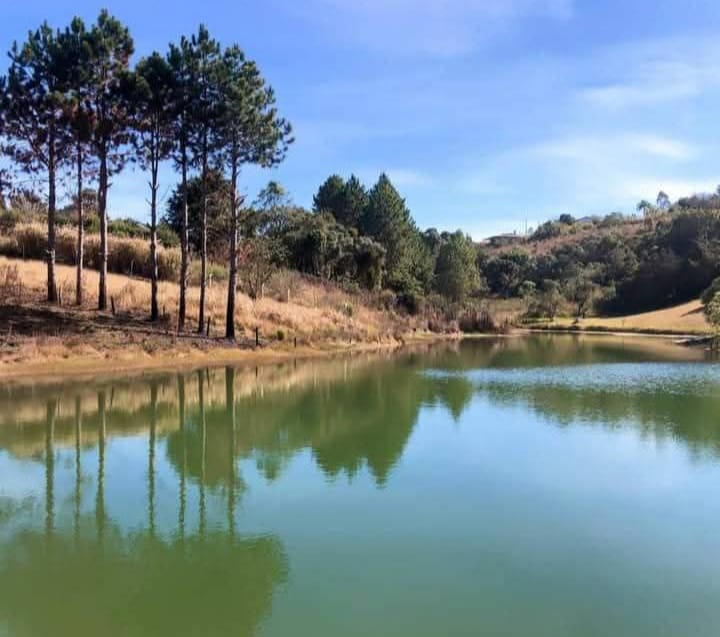 Chácara com casa grande próxima à lago de pesca e cachoeira em Munhoz - MG Cód. 1147