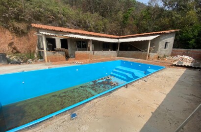 Chácara em construção com piscina em Toledo - MG Cód 1148