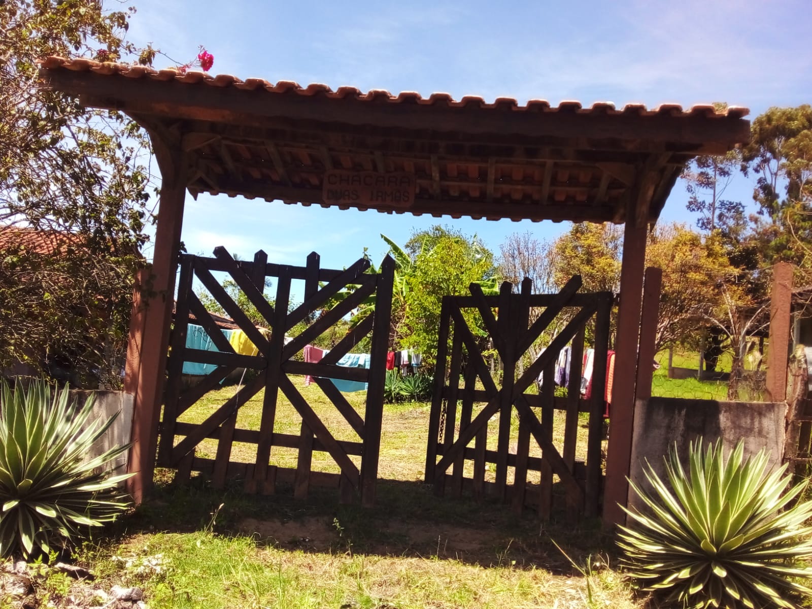 chácara com casa excelente localização topografia plana - Munhos MG