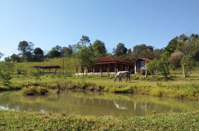 Sítio | Sítio - Casa de tijolo a vista, área gourmet, churrasqueira, lago | Itapeva - MG | código 1157