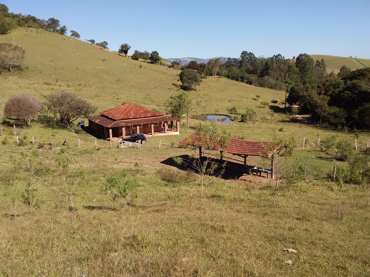 Sítio | Sítio - Casa de tijolo a vista, área gourmet, churrasqueira, lago | Itapeva - MG | código 1157