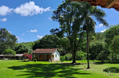 Chácara com 2 casas sendo; principal com: 3 dorm, 2 WC, sala de estar Lareira  Jantar e cozinha tudo integrado cod 1166