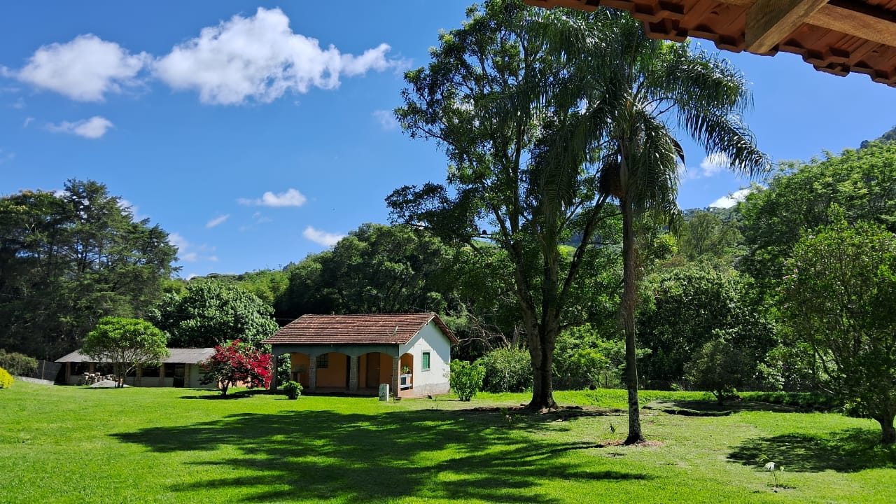 Chácara com 2 casas sendo; principal com: 3 dorm, 2 WC, sala de estar Lareira  Jantar e cozinha tudo integrado cod 1166