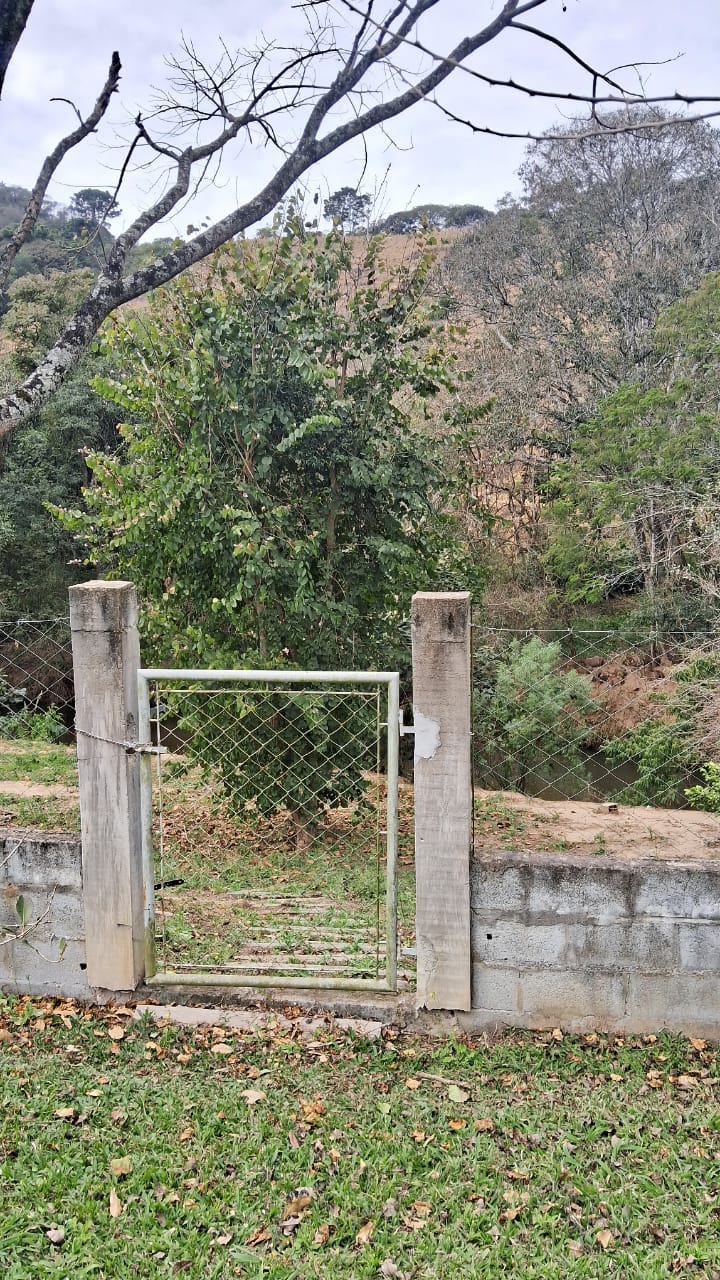 Chácara com 2 casas sendo; principal com: 3 dorm, 2 WC, sala de estar Lareira  Jantar e cozinha tudo integrado cod 1166