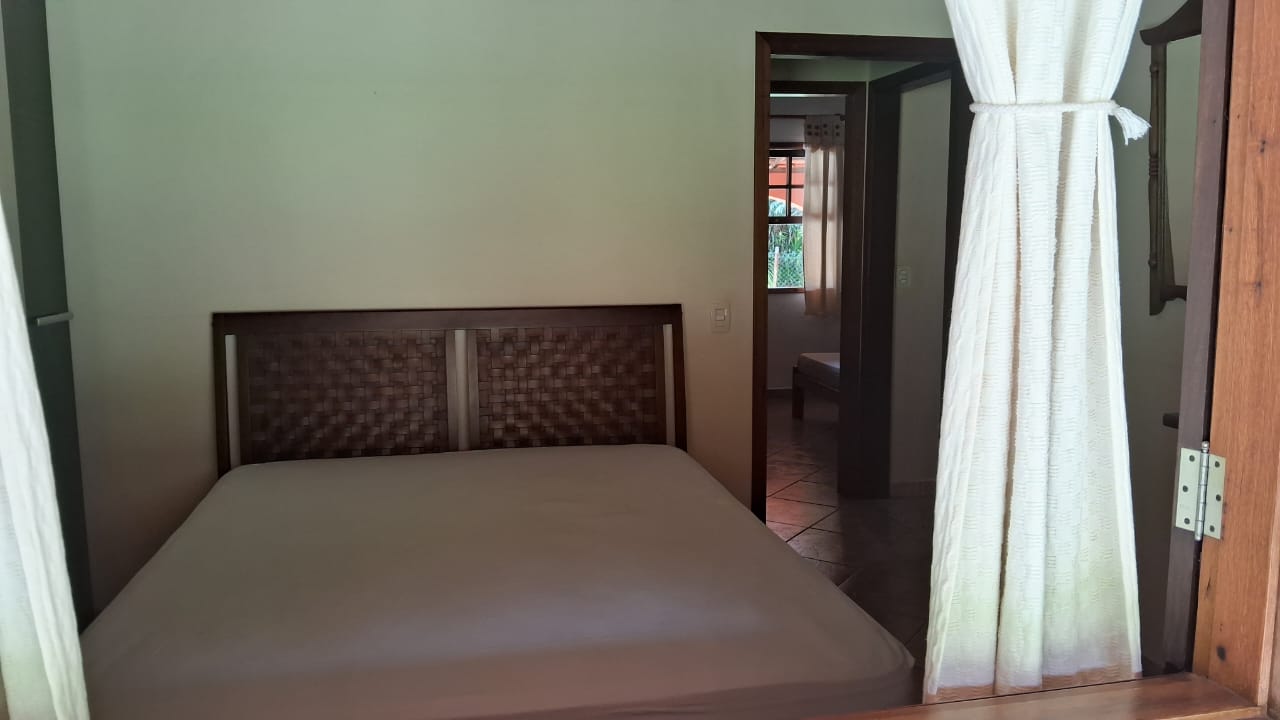 Chácara com 2 casas sendo; principal com: 3 dorm, 2 WC, sala de estar Lareira  Jantar e cozinha tudo integrado cod 1166