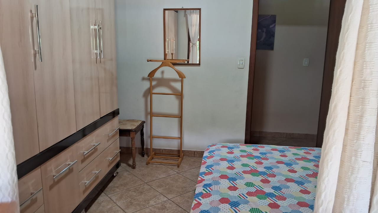Chácara com 2 casas sendo; principal com: 3 dorm, 2 WC, sala de estar Lareira  Jantar e cozinha tudo integrado cod 1166