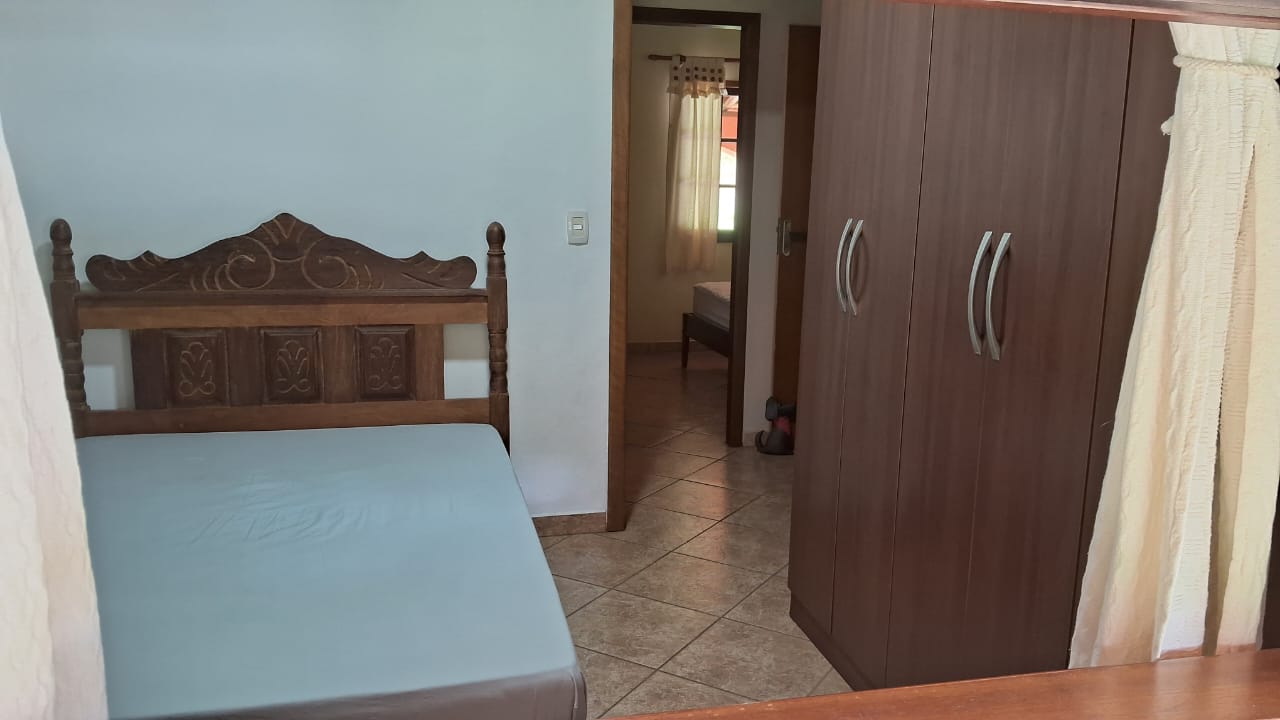 Chácara com 2 casas sendo; principal com: 3 dorm, 2 WC, sala de estar Lareira  Jantar e cozinha tudo integrado cod 1166