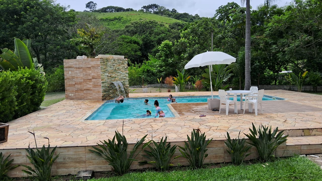 Chácara com 2 casas sendo; principal com: 3 dorm, 2 WC, sala de estar Lareira  Jantar e cozinha tudo integrado cod 1166