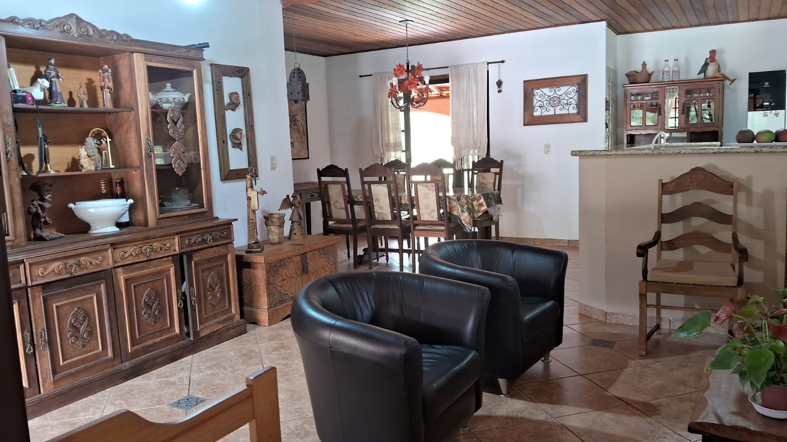 Chácara com 2 casas sendo; principal com: 3 dorm, 2 WC, sala de estar Lareira  Jantar e cozinha tudo integrado cod 1166