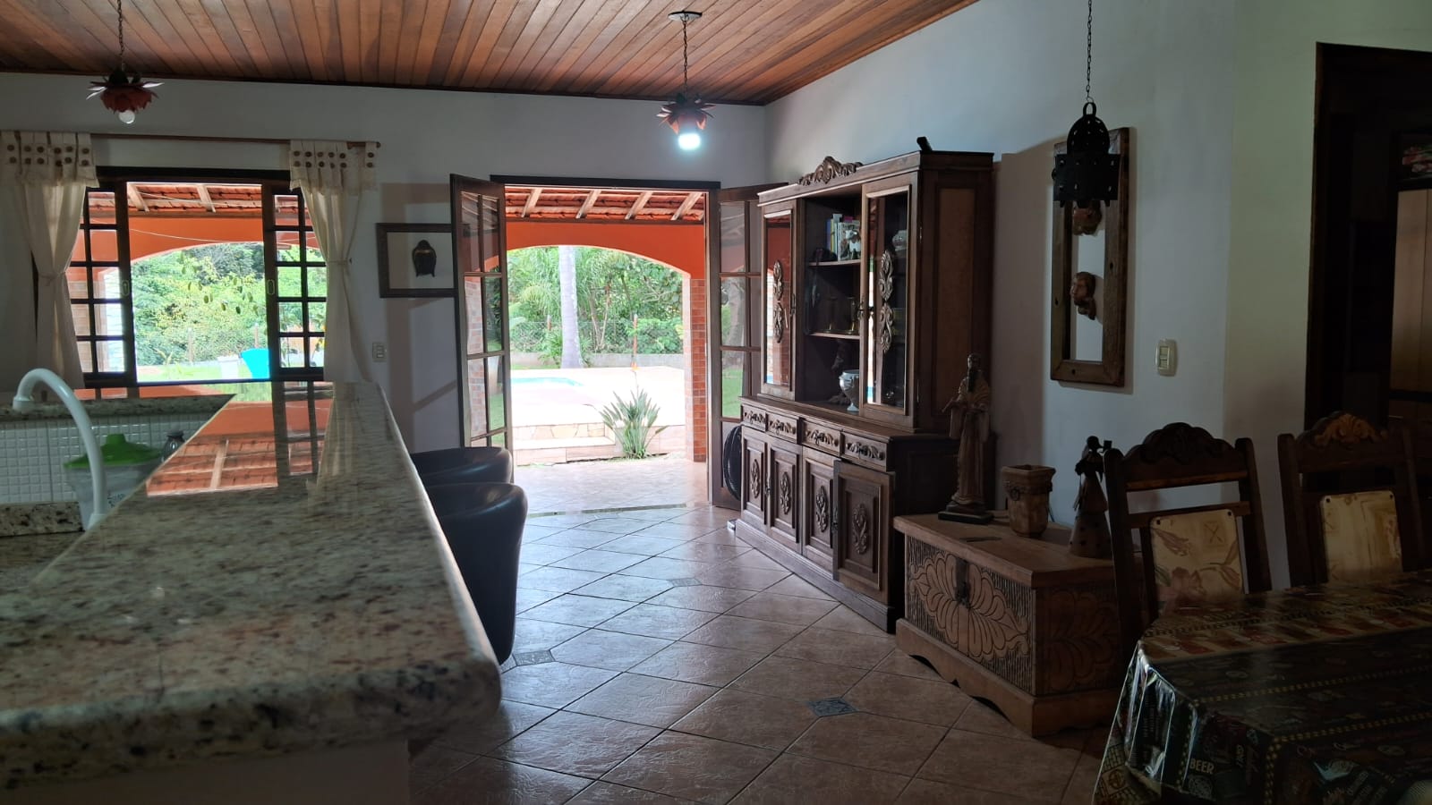 Chácara com 2 casas sendo; principal com: 3 dorm, 2 WC, sala de estar Lareira  Jantar e cozinha tudo integrado cod 1166