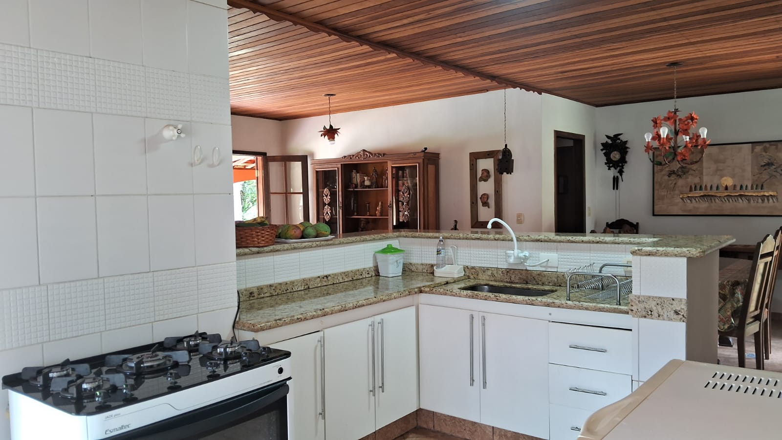Chácara com 2 casas sendo; principal com: 3 dorm, 2 WC, sala de estar Lareira  Jantar e cozinha tudo integrado cod 1166