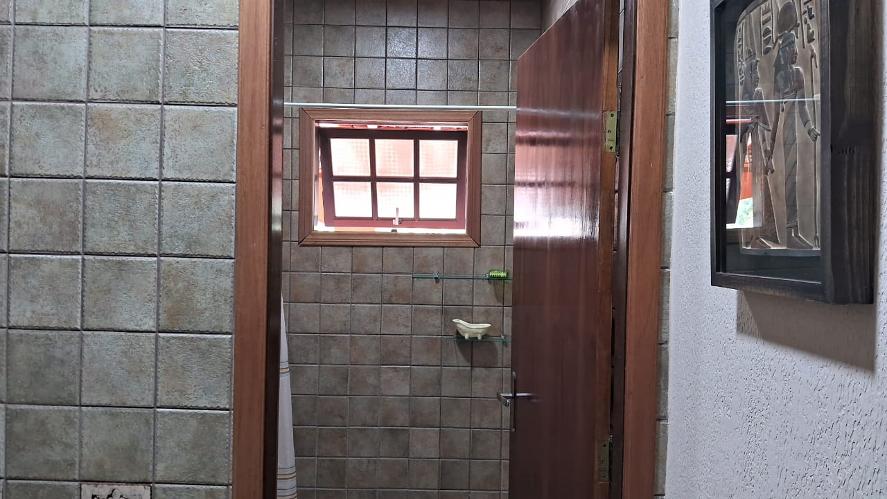 Chácara com 2 casas sendo; principal com: 3 dorm, 2 WC, sala de estar Lareira  Jantar e cozinha tudo integrado cod 1166
