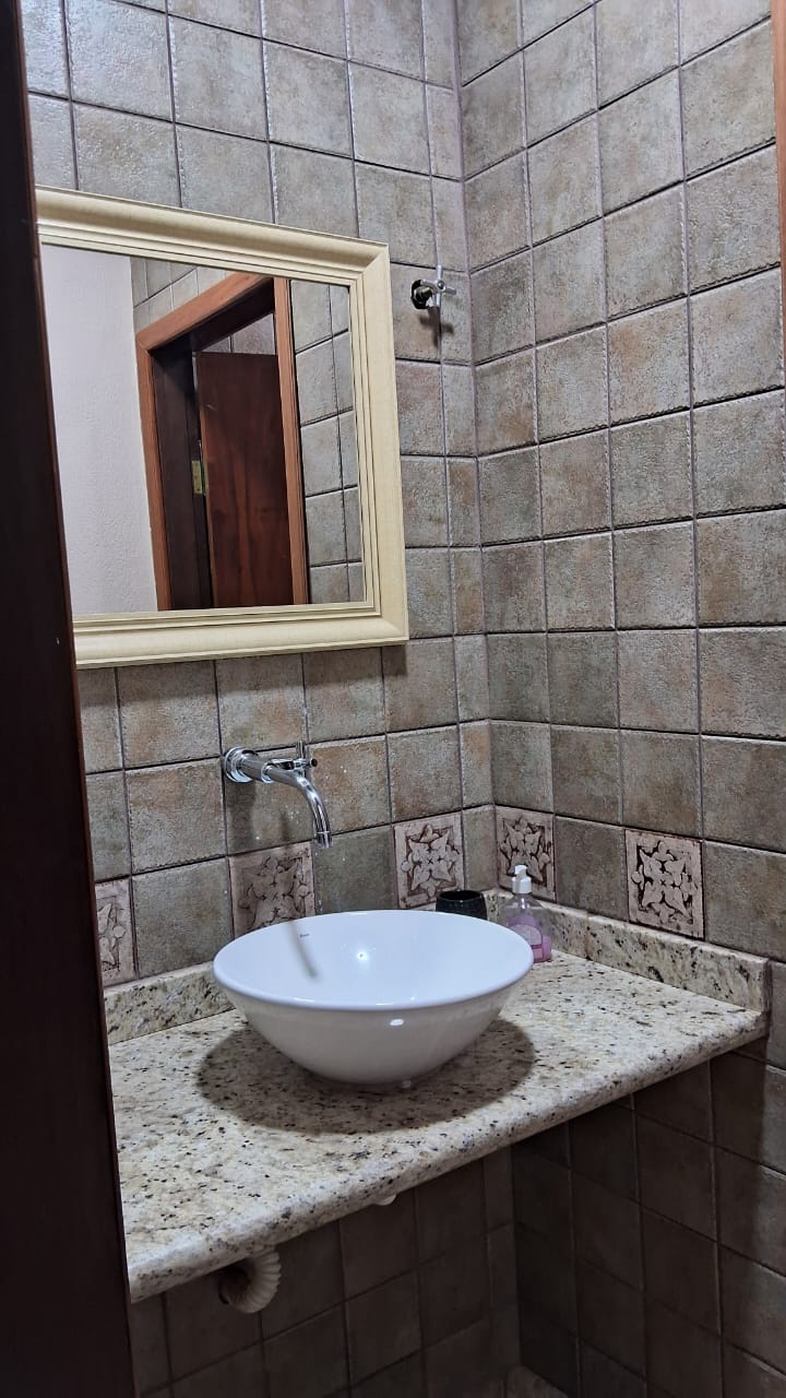 Chácara com 2 casas sendo; principal com: 3 dorm, 2 WC, sala de estar Lareira  Jantar e cozinha tudo integrado cod 1166