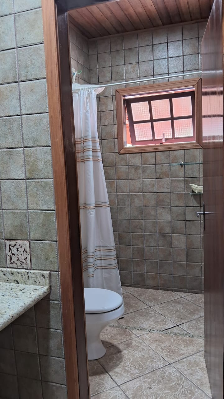 Chácara com 2 casas sendo; principal com: 3 dorm, 2 WC, sala de estar Lareira  Jantar e cozinha tudo integrado cod 1166