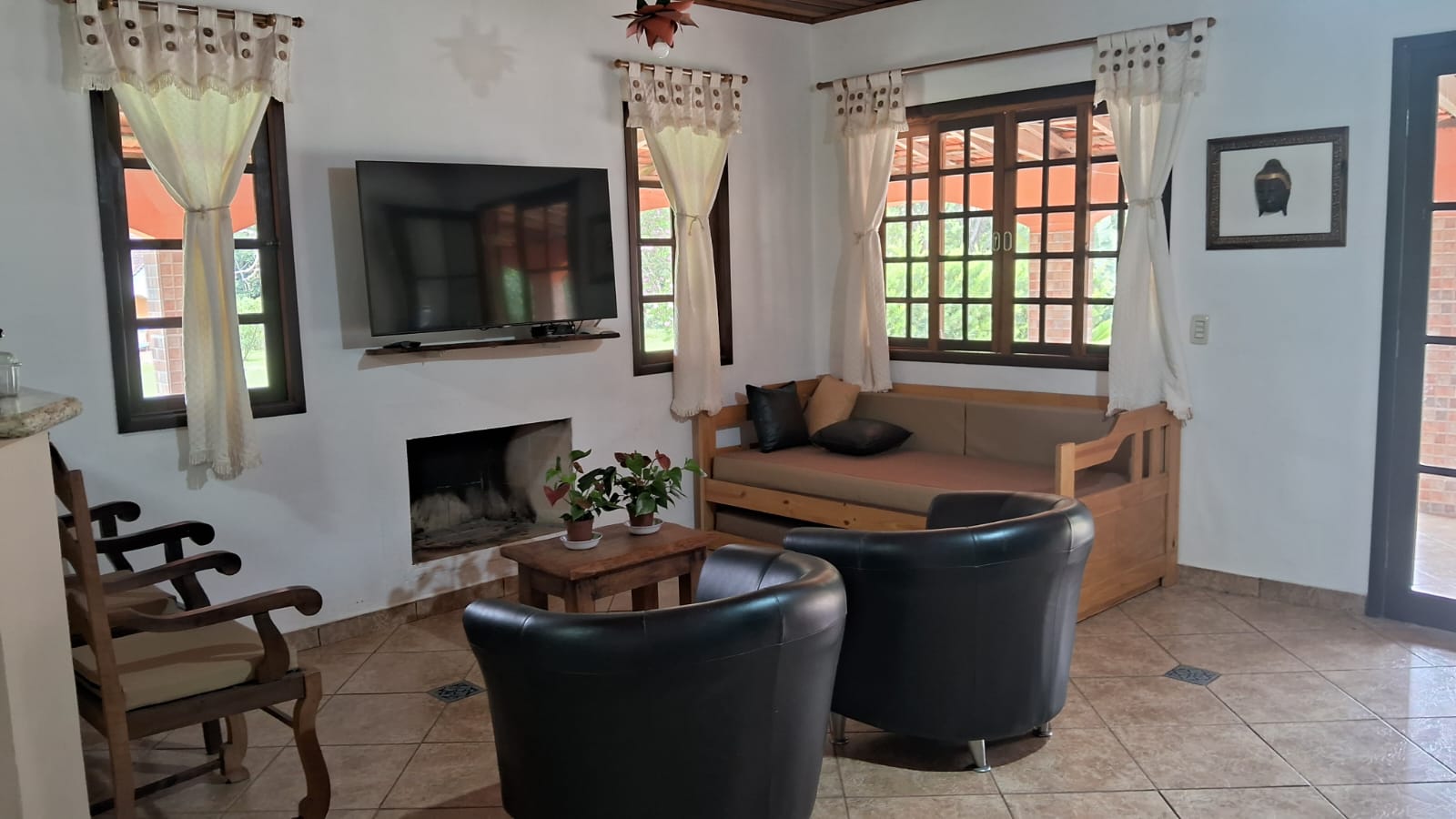 Chácara com 2 casas sendo; principal com: 3 dorm, 2 WC, sala de estar Lareira  Jantar e cozinha tudo integrado cod 1166