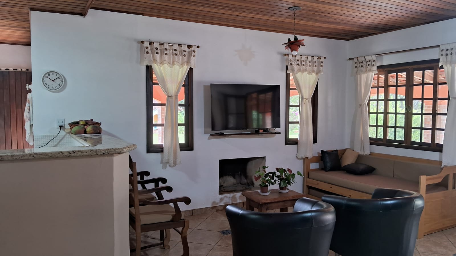 Chácara com 2 casas sendo; principal com: 3 dorm, 2 WC, sala de estar Lareira  Jantar e cozinha tudo integrado cod 1166