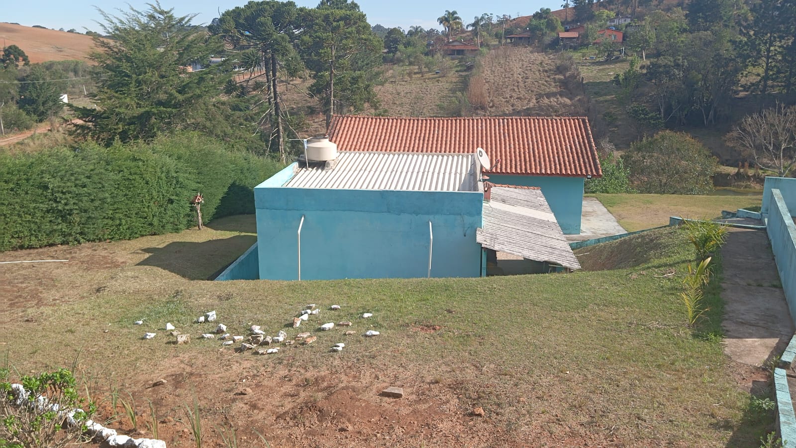 Chácara com salão de 70m², churrasqueira, pomar e campo – lazer completo cod.1185