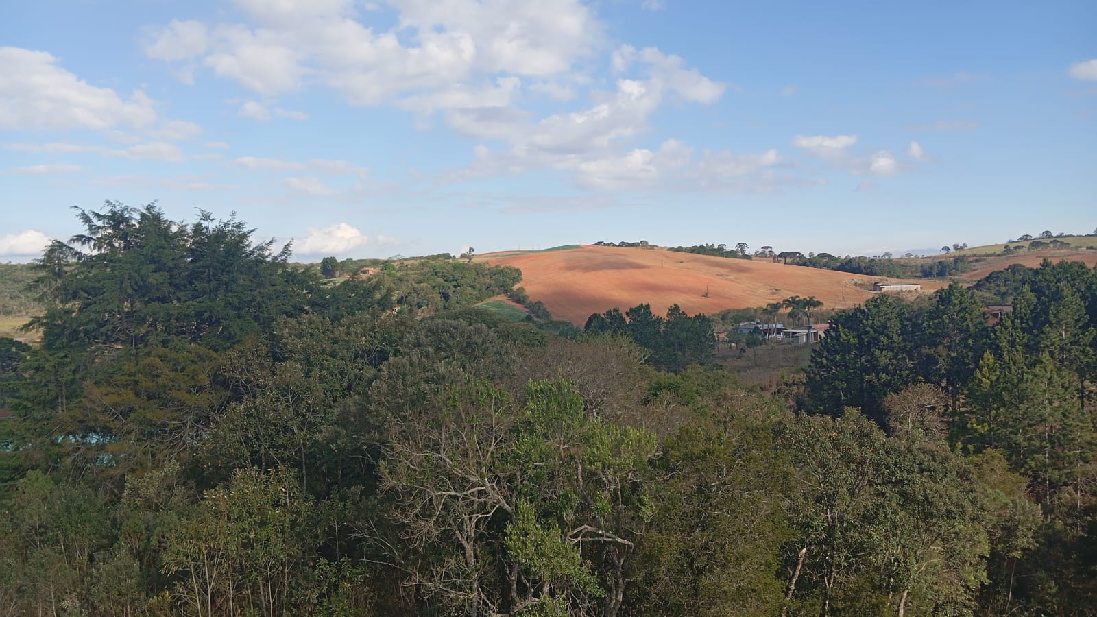 Chácara com salão de 70m², churrasqueira, pomar e campo – lazer completo cod.1185