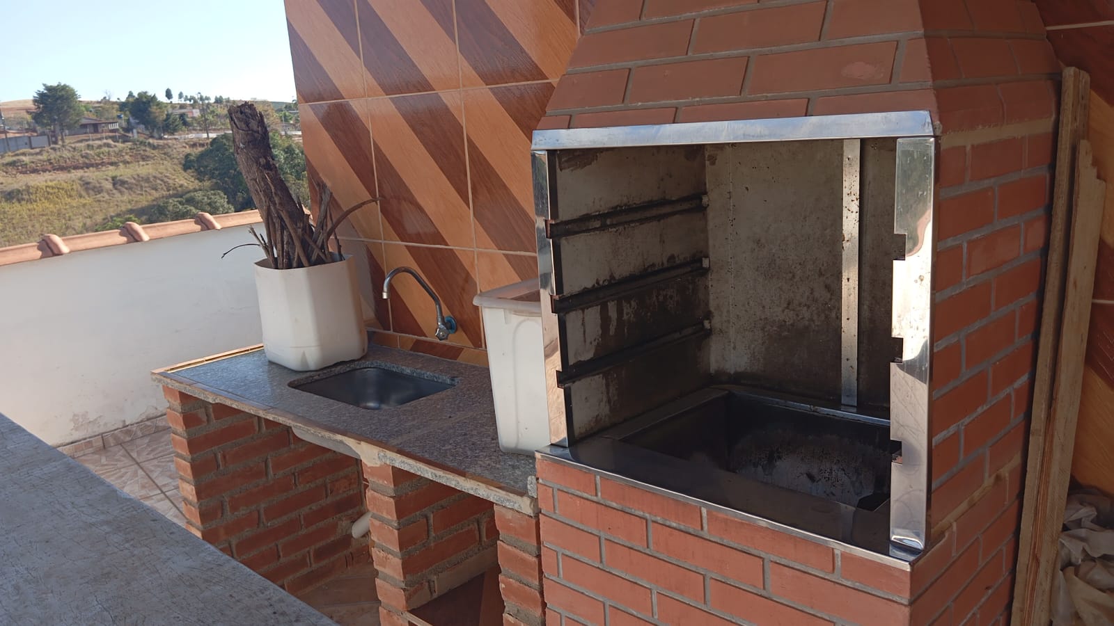 Chácara com salão de 70m², churrasqueira, pomar e campo – lazer completo cod.1185