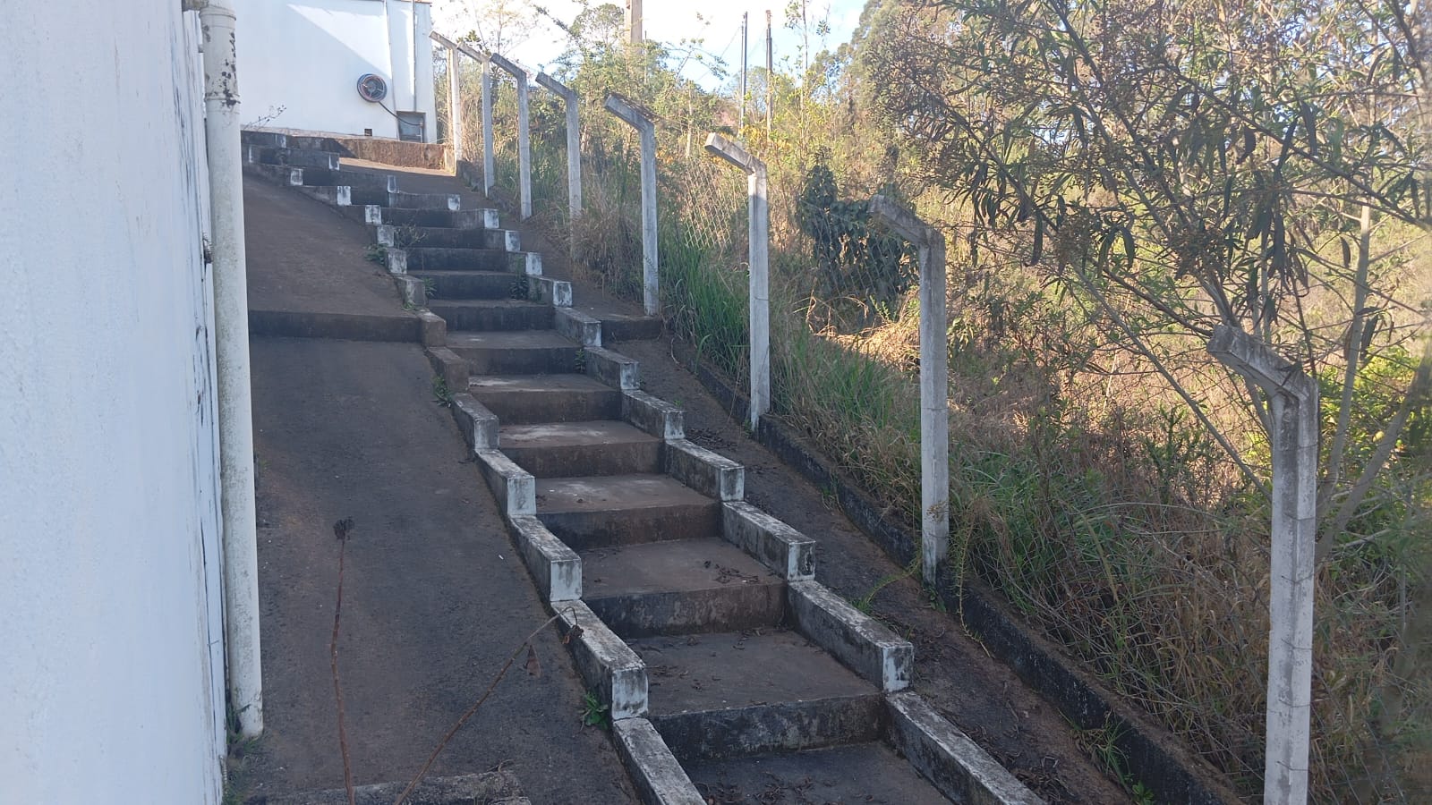 Chácara com salão de 70m², churrasqueira, pomar e campo – lazer completo cod.1185