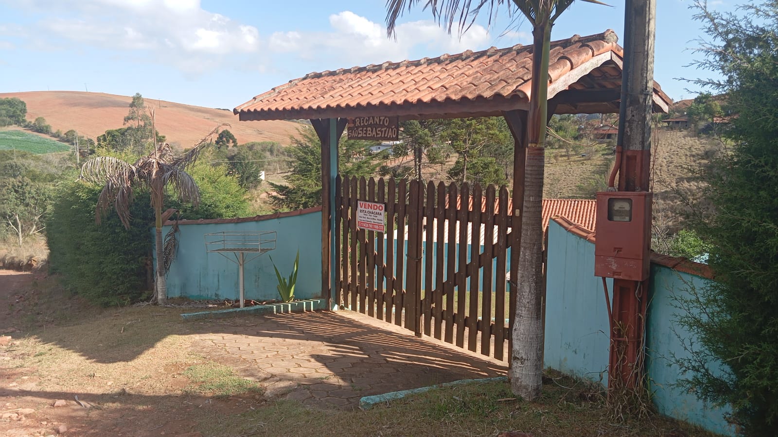 Chácara com salão de 70m², churrasqueira, pomar e campo – lazer completo cod.1185