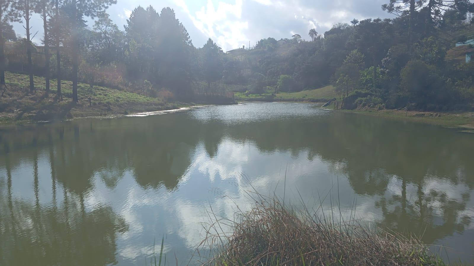 Chácara com salão de 70m², churrasqueira, pomar e campo – lazer completo cod.1185