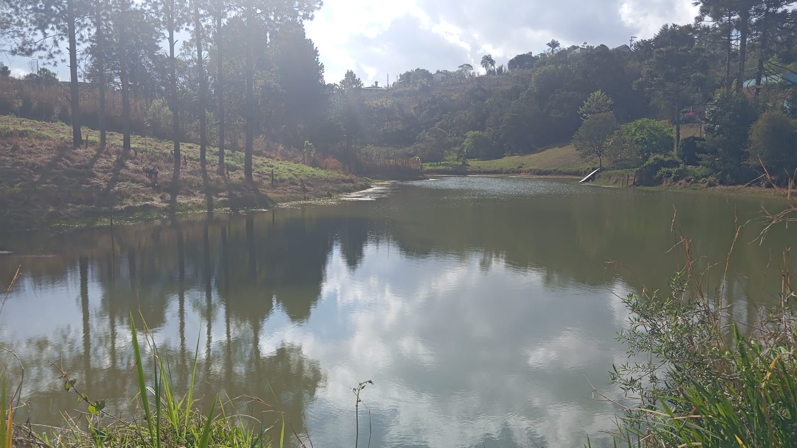 Chácara com salão de 70m², churrasqueira, pomar e campo – lazer completo cod.1185