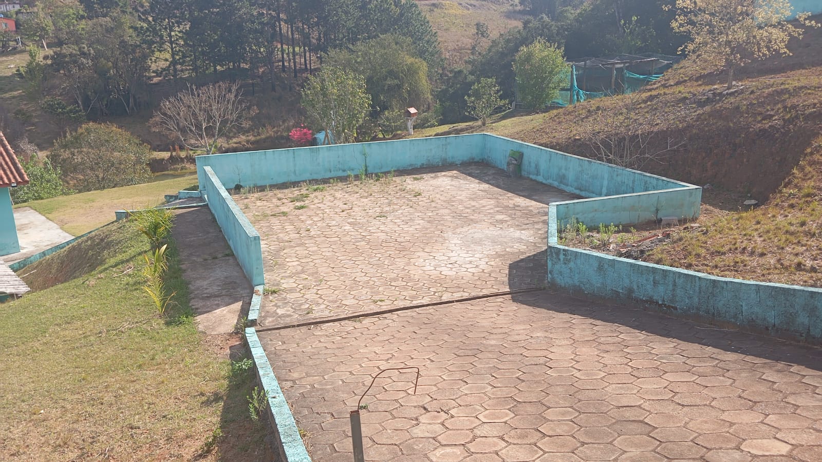 Chácara com salão de 70m², churrasqueira, pomar e campo – lazer completo cod.1185