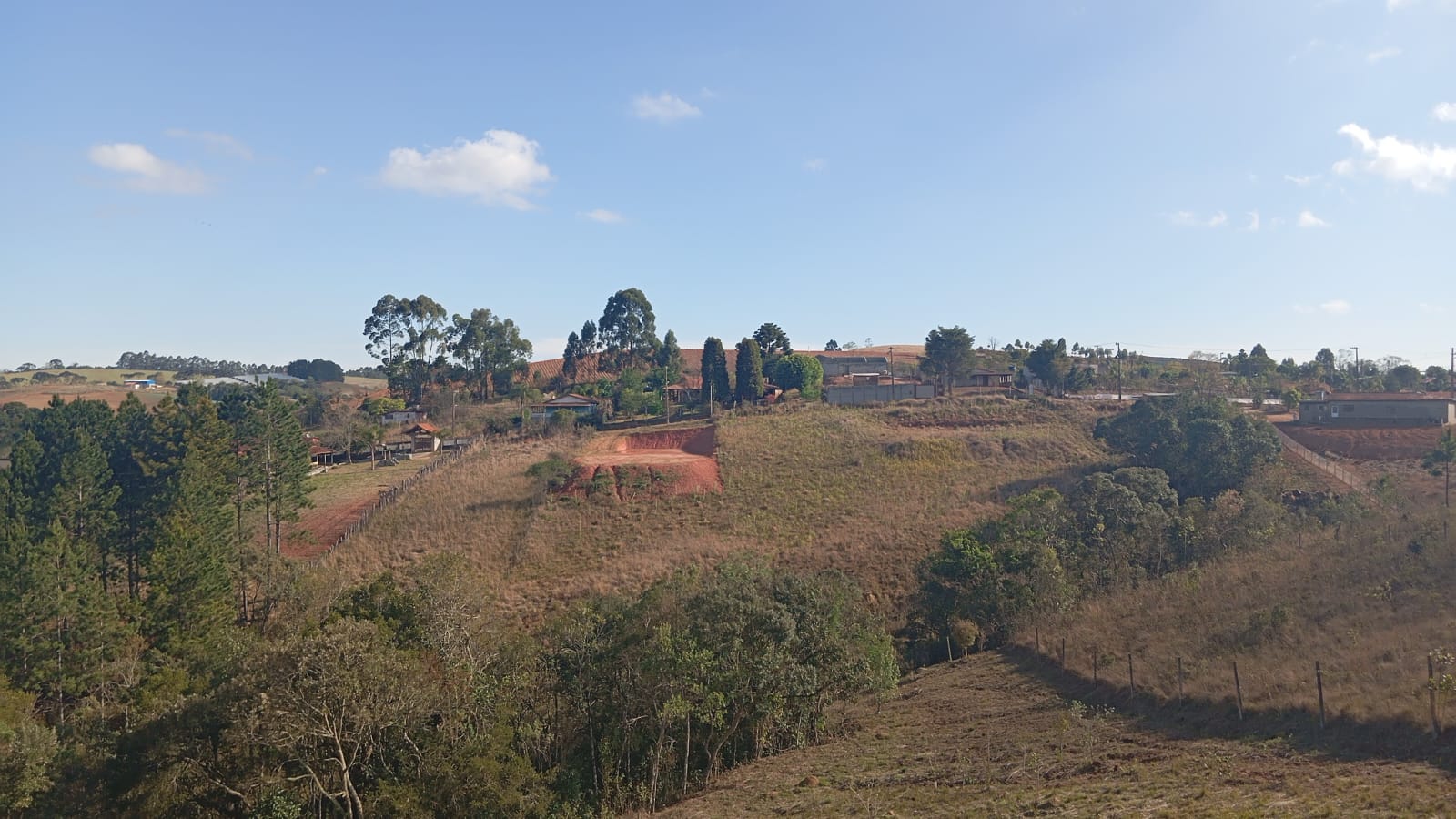 Chácara com salão de 70m², churrasqueira, pomar e campo – lazer completo cod.1185