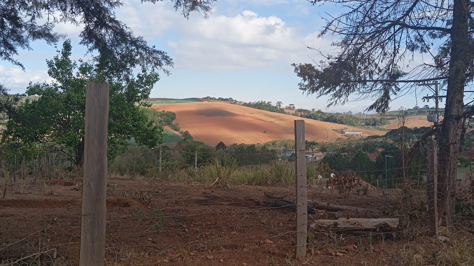 Terreno 2.750m² de esquina cercado – Ideal para chácara, vista incrível - em Munhoz - MG cod1186