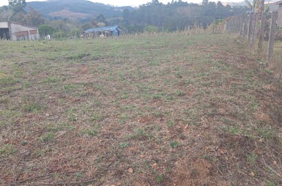 Terreno 2.750m² de esquina cercado – Ideal para chácara, vista incrível - em Munhoz - MG cod1186