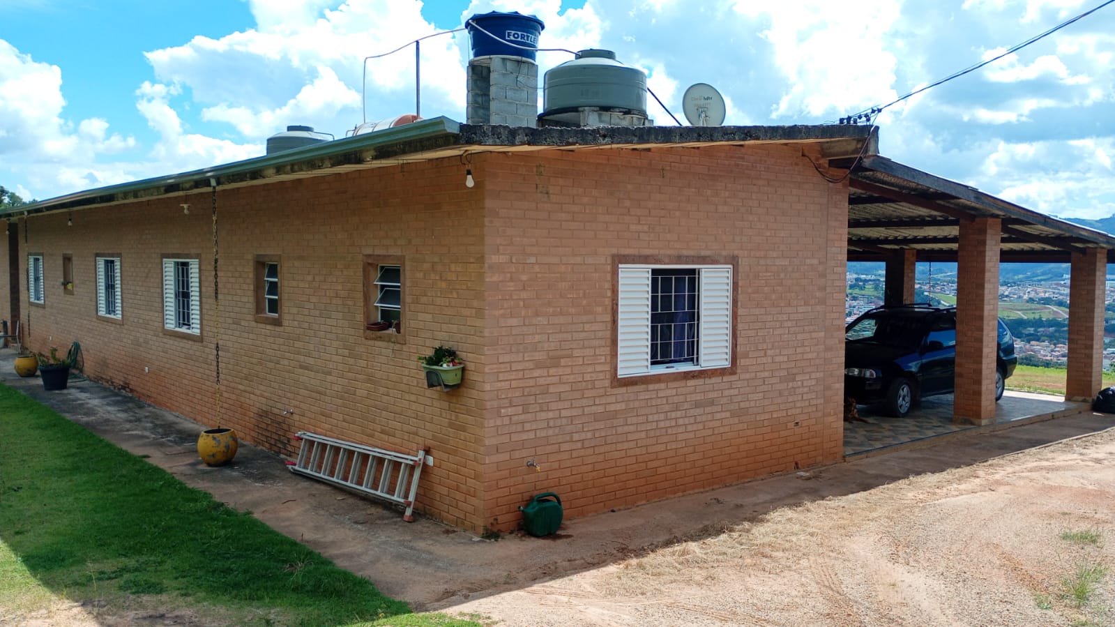 Chácara de Alto Padrão com Nascente em Extrema-MG. Casa com 4 quartos (1suite) cod.1227