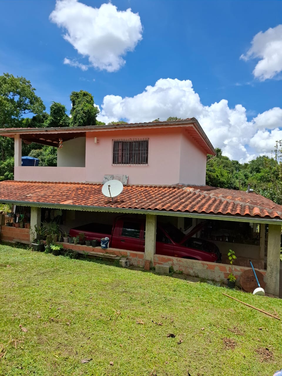 Chácara completa com casa de 4 dorms, sala gigante e área gourmet em Munhoz - MG cod. 1232