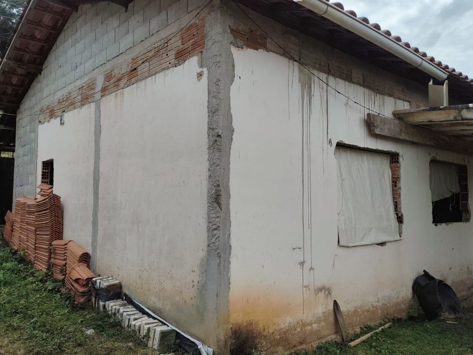 Sítio com casa composta de 2 quartos, sala, cozinha no município de Extrema  cod. 1234