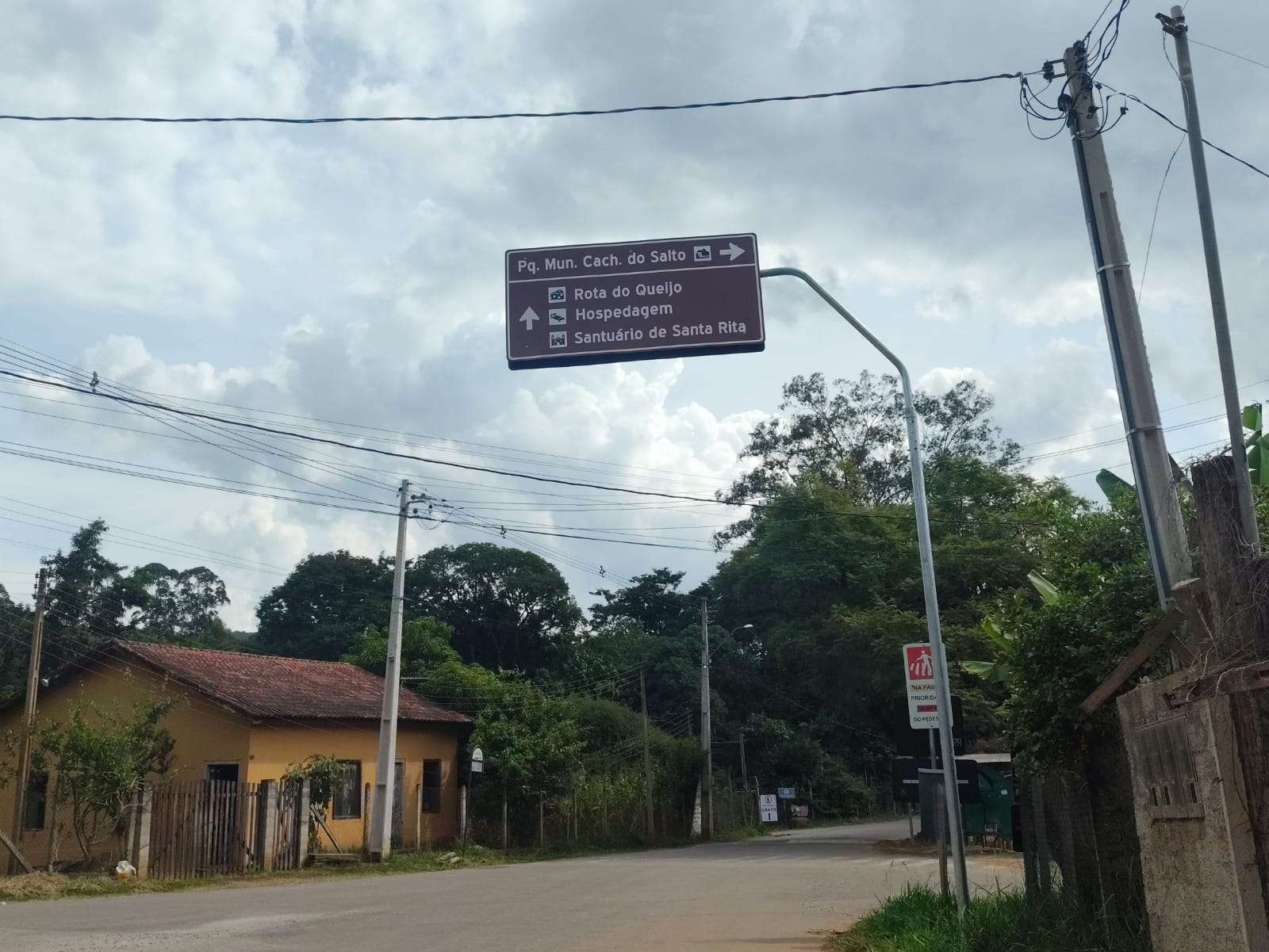 Sítio com casa composta de 2 quartos, sala, cozinha no município de Extrema  cod. 1234