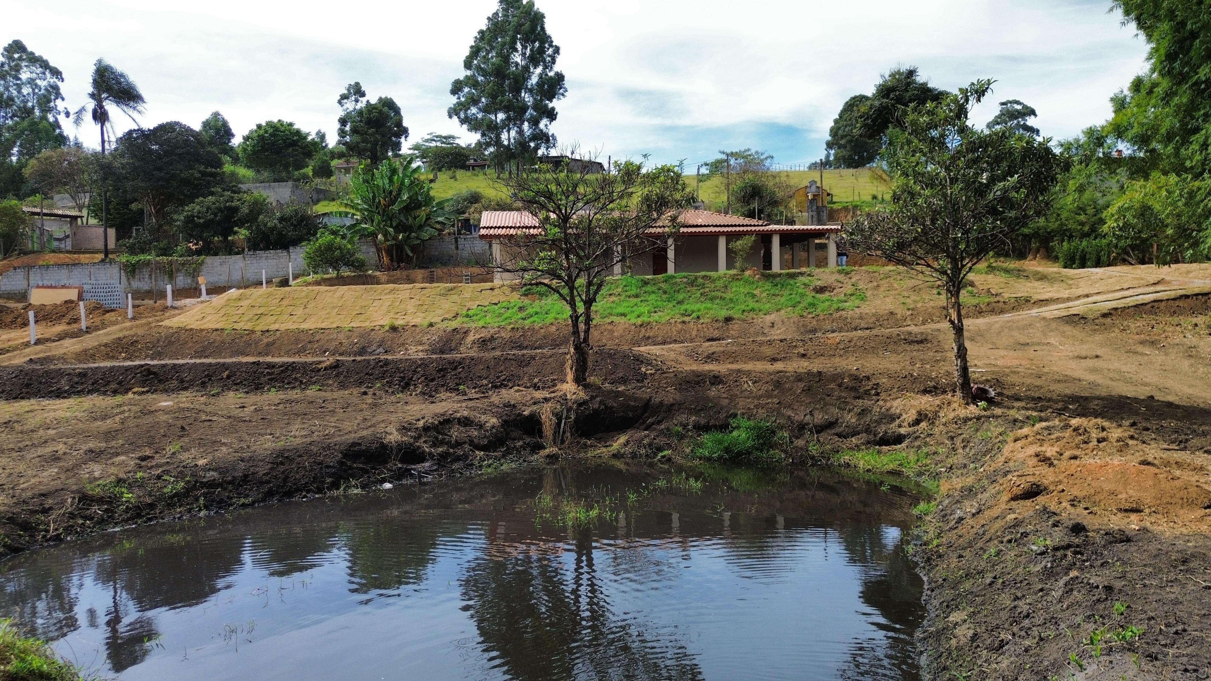 Chácara à venda em Pedra Bela com lago próprio, nascente, córrego e 3.200m² de terreno Cód 1239