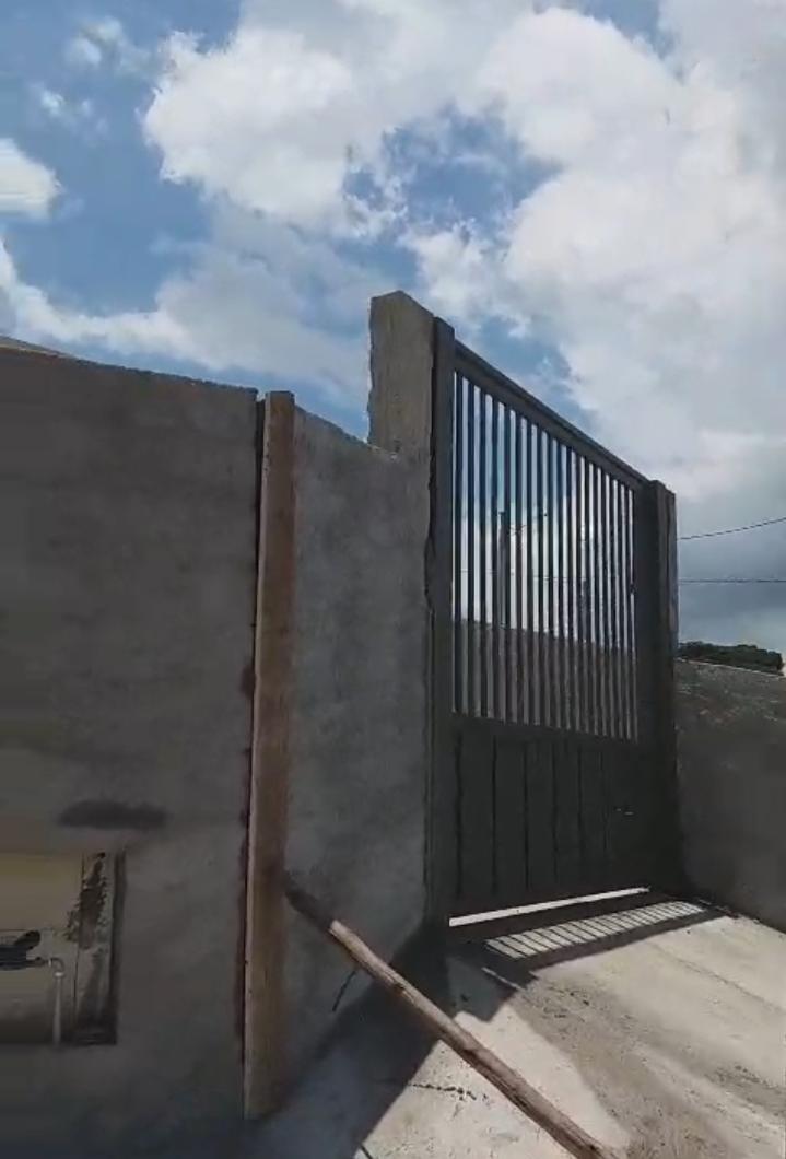 Casa à venda com 2 quartos, sala e cozinha integradas, banheiro, lavanderia, garagem e quintal amplo. Cod. 1240
