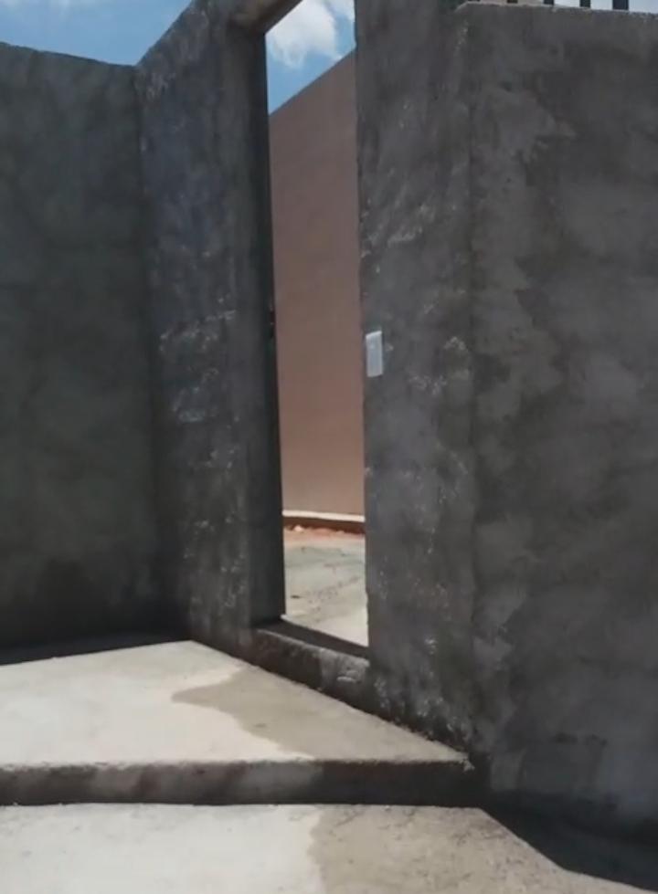 Casa à venda com 2 quartos, sala e cozinha integradas, banheiro, lavanderia, garagem e quintal amplo. Cod. 1240