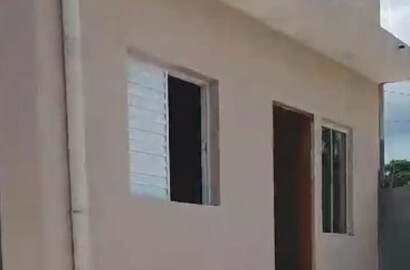 Casa à venda com 2 quartos, sala e cozinha integradas, banheiro, lavanderia, garagem e quintal amplo. Cod. 1240