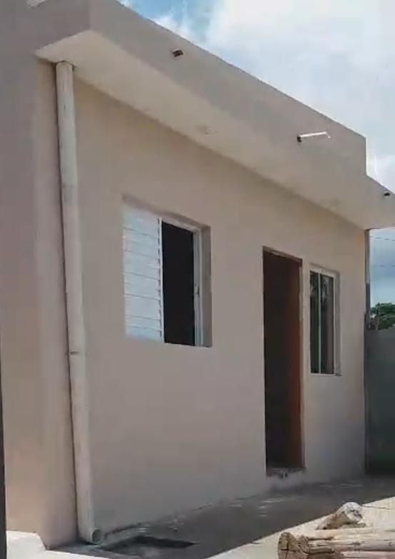 Casa à venda com 2 quartos, sala e cozinha integradas, banheiro, lavanderia, garagem e quintal amplo. Cod. 1240