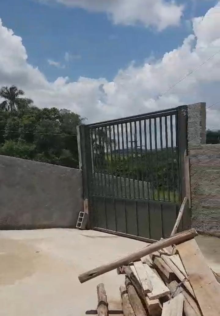 Casa à venda com 2 quartos, sala e cozinha integradas, banheiro, lavanderia, garagem e quintal amplo. Cod. 1240