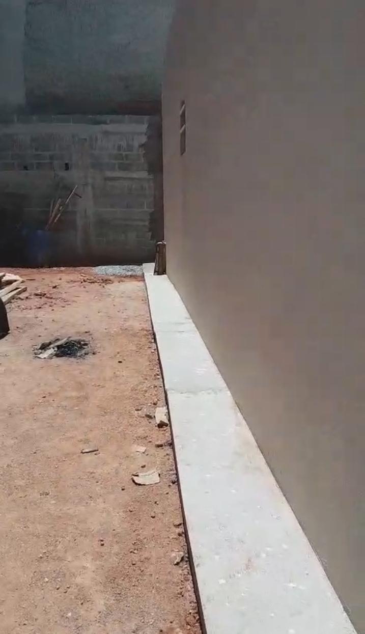 Casa à venda com 2 quartos, sala e cozinha integradas, banheiro, lavanderia, garagem e quintal amplo. Cod. 1240
