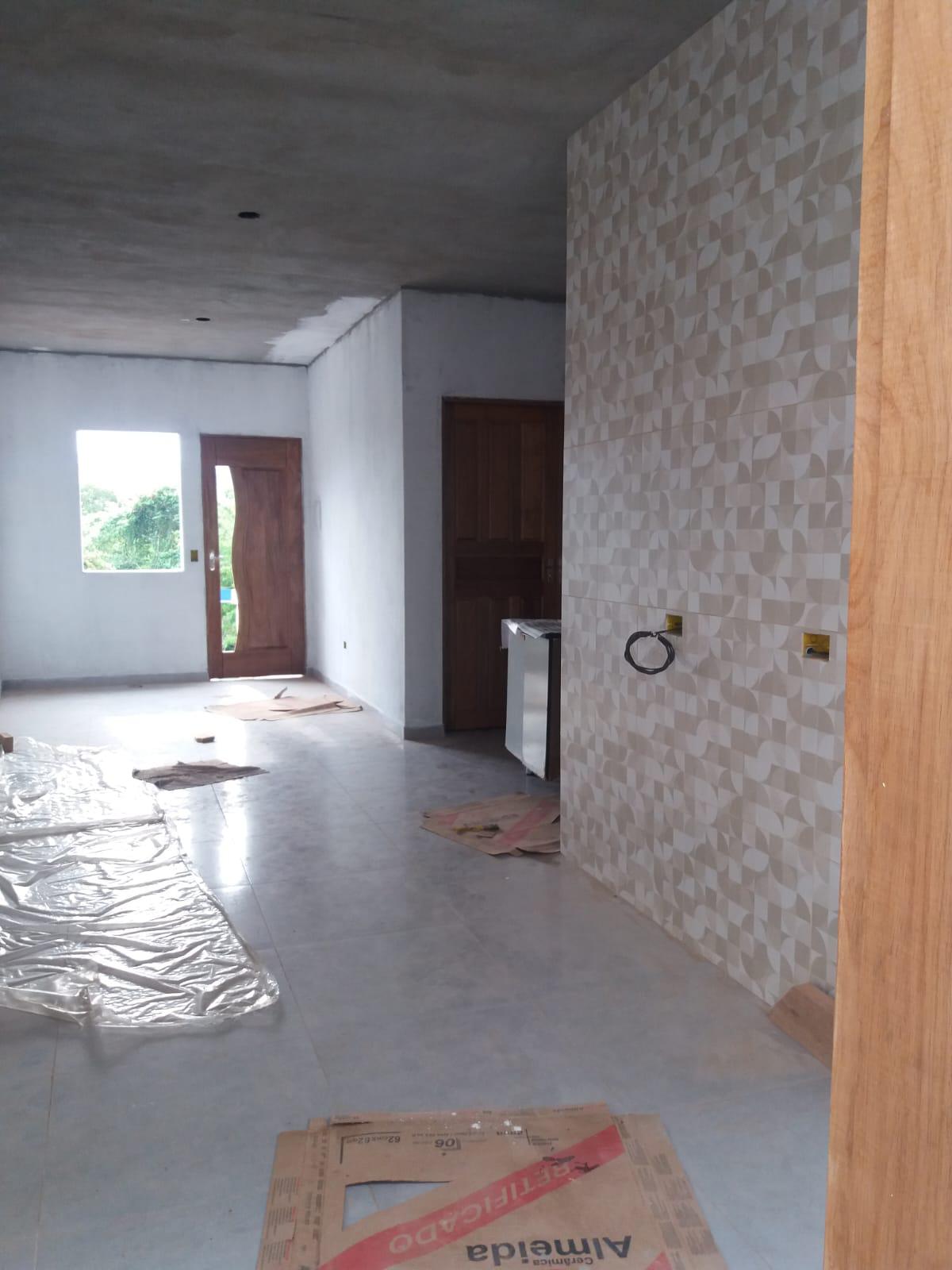 Casa à venda com 2 quartos, sala e cozinha integradas, banheiro, lavanderia, garagem e quintal amplo. Cod. 1240